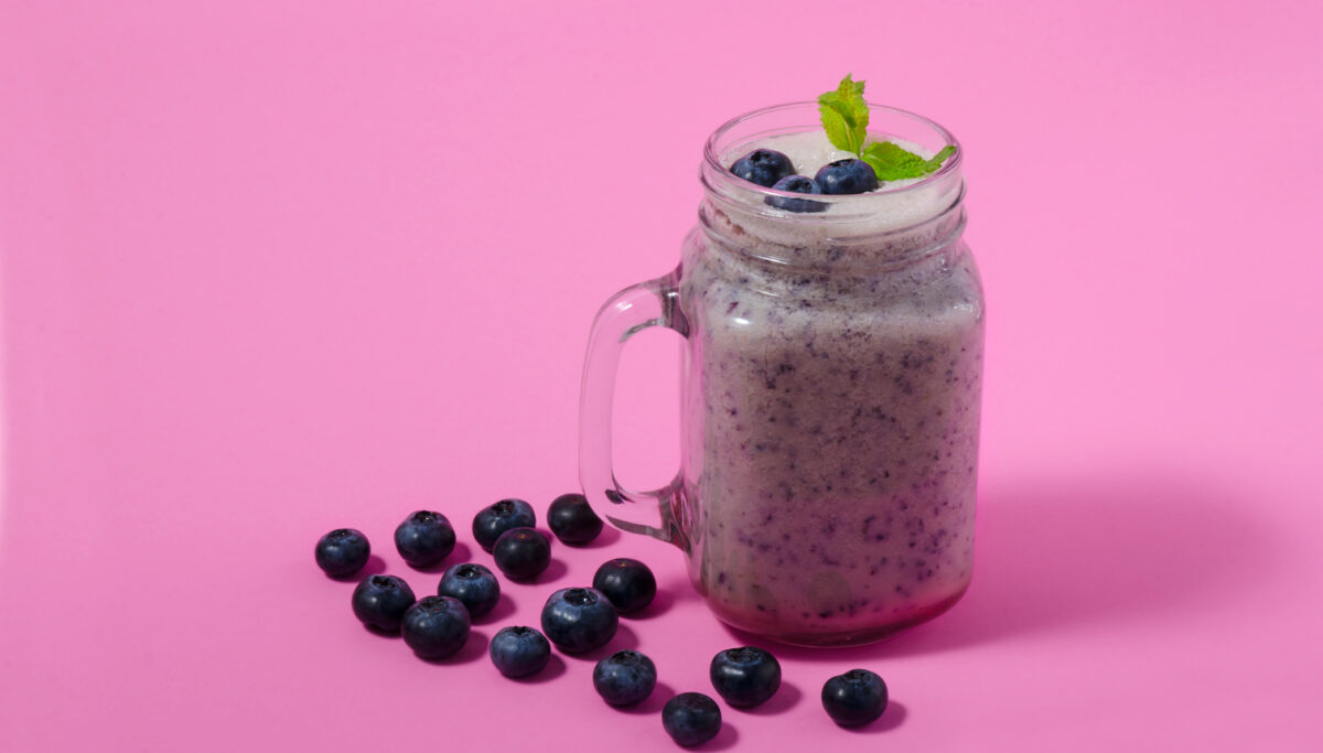 Blueberry muffin SYNBIOTIC smoothie! | Chuckling Goat